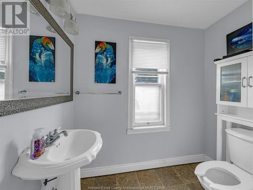 211 Oak, Windsor, ON - Indoor Photo Showing Bathroom