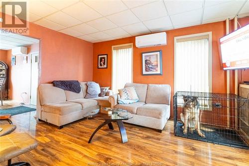 3158 Sandwich Street, Windsor, ON - Indoor Photo Showing Living Room