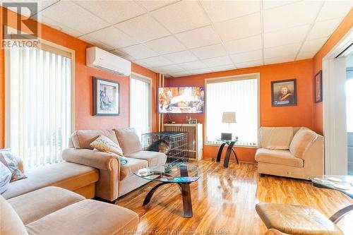 3158 Sandwich Street, Windsor, ON - Indoor Photo Showing Living Room