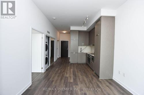 311 - 60 Honeycrisp Crescent, Vaughan, ON - Indoor Photo Showing Kitchen