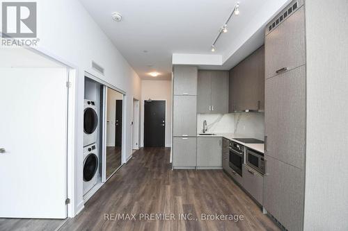 311 - 60 Honeycrisp Crescent, Vaughan, ON - Indoor Photo Showing Kitchen