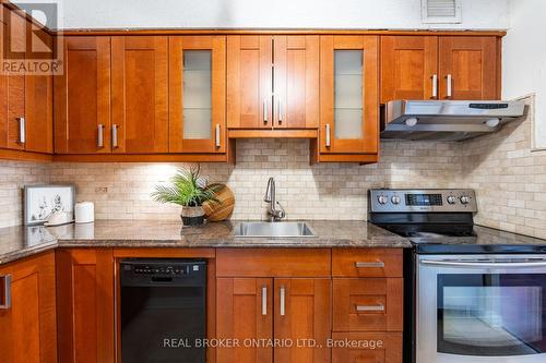 201 - 975 Warwick Court, Burlington, ON - Indoor Photo Showing Kitchen