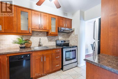 201 - 975 Warwick Court, Burlington, ON - Indoor Photo Showing Kitchen