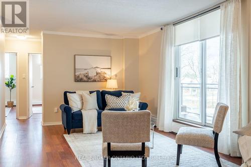 201 - 975 Warwick Court, Burlington, ON - Indoor Photo Showing Living Room