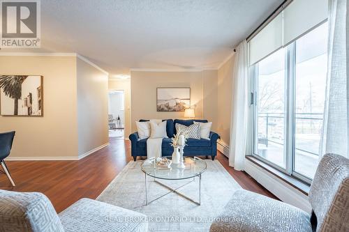 201 - 975 Warwick Court, Burlington, ON - Indoor Photo Showing Living Room