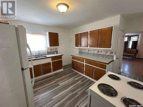 777 Coteau Street W, Moose Jaw, SK - Indoor Photo Showing Kitchen With Double Sink