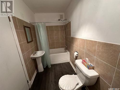 777 Coteau Street W, Moose Jaw, SK - Indoor Photo Showing Bathroom