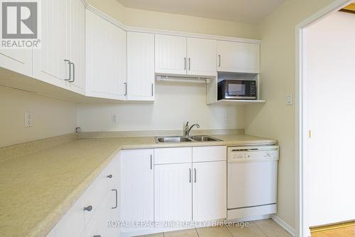 1006 - 15 Towering Heights Boulevard, St. Catharines (461 - Glendale/Glenridge), ON - Indoor Photo Showing Kitchen With Double Sink