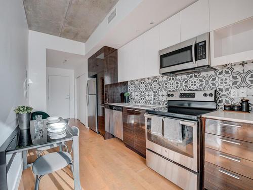 Kitchen - 506-888 Rue Wellington, Montréal (Ville-Marie), QC - Indoor Photo Showing Kitchen With Upgraded Kitchen