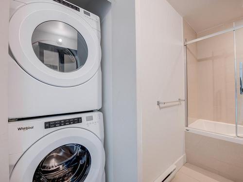 Bathroom - 506-888 Rue Wellington, Montréal (Ville-Marie), QC - Indoor Photo Showing Laundry Room