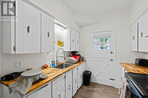 33 Cline Avenue N, Hamilton, ON - Indoor Photo Showing Kitchen