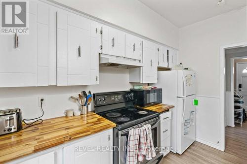 33 Cline Avenue N, Hamilton, ON - Indoor Photo Showing Kitchen