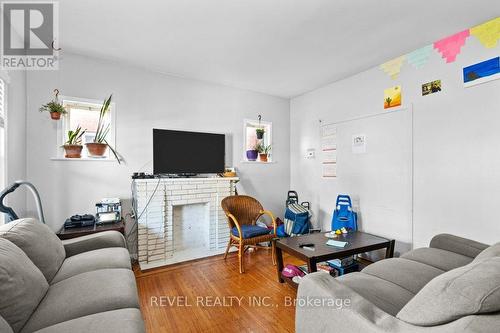 33 Cline Avenue N, Hamilton, ON - Indoor Photo Showing Living Room