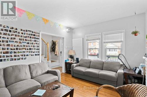 33 Cline Avenue N, Hamilton, ON - Indoor Photo Showing Living Room