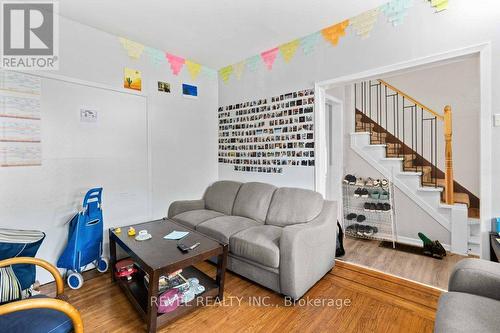 33 Cline Avenue N, Hamilton, ON - Indoor Photo Showing Living Room