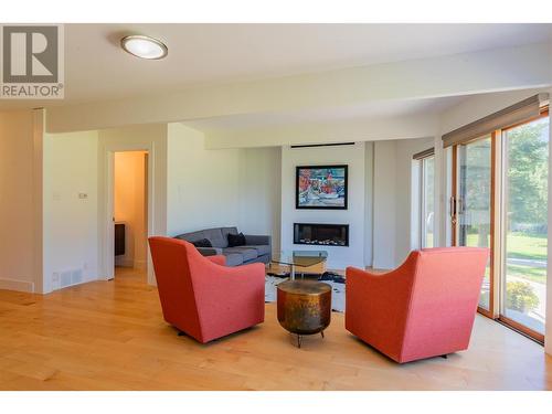 6459 Erindale Road, Nelson, BC - Indoor Photo Showing Living Room