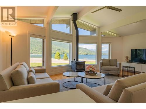 6459 Erindale Road, Nelson, BC - Indoor Photo Showing Living Room