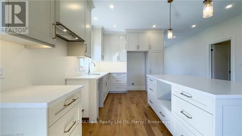 21 Orchard Drive, Stratford (Ellice), ON - Indoor Photo Showing Kitchen With Upgraded Kitchen