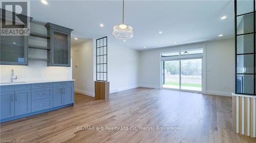 21 Orchard Drive, Stratford (Ellice), ON - Indoor Photo Showing Kitchen With Upgraded Kitchen