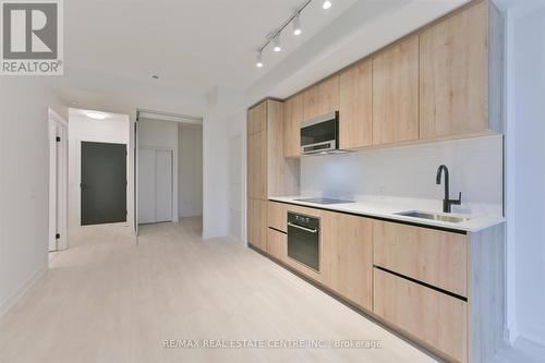 1406 - 117 Broadway Avenue, Toronto, ON - Indoor Photo Showing Kitchen