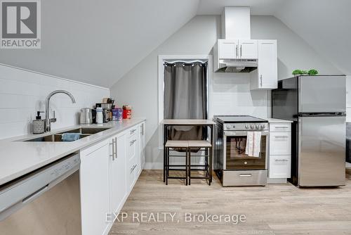 4 - 102 Wellington Street N, Hamilton, ON - Indoor Photo Showing Kitchen With Double Sink With Upgraded Kitchen