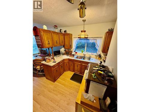 340 Highway 21 Highway, Creston, BC - Indoor Photo Showing Kitchen