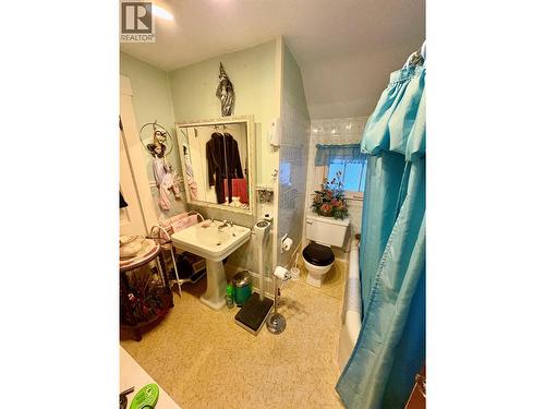 340 Highway 21 Highway, Creston, BC - Indoor Photo Showing Bathroom