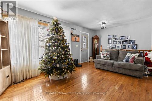 135 Queen Street, North Perth (31 - Elma Twp), ON - Indoor Photo Showing Living Room