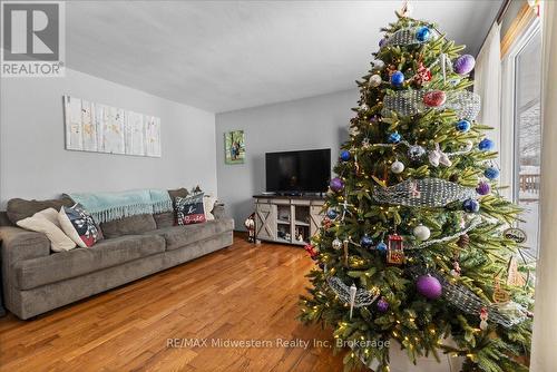 135 Queen Street, North Perth (31 - Elma Twp), ON - Indoor Photo Showing Living Room