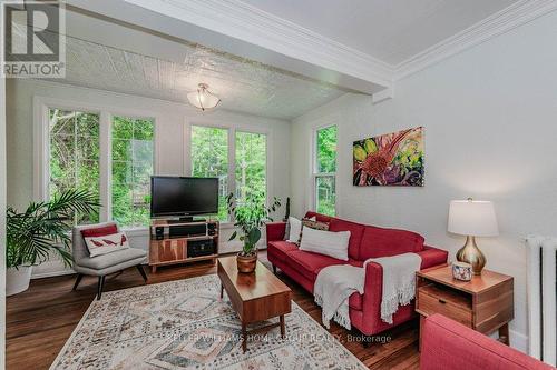 49 Mctague Street, Guelph (Exhibition Park), ON - Indoor Photo Showing Living Room