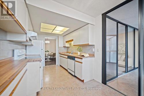 702 - 4235 Sherwoodtowne Boulevard, Mississauga, ON - Indoor Photo Showing Kitchen