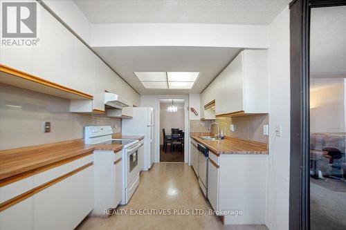 702 - 4235 Sherwoodtowne Boulevard, Mississauga, ON - Indoor Photo Showing Kitchen With Double Sink