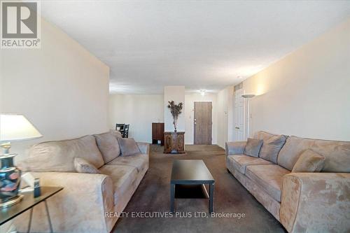 702 - 4235 Sherwoodtowne Boulevard, Mississauga, ON - Indoor Photo Showing Living Room