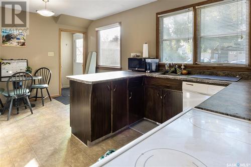 306/308 Cumberland Avenue S, Saskatoon, SK - Indoor Photo Showing Kitchen