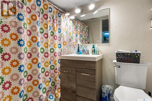 306/308 Cumberland Avenue S, Saskatoon, SK - Indoor Photo Showing Bathroom