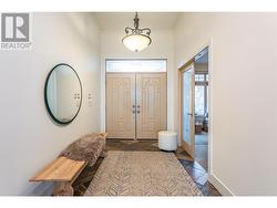 Large and bright foyer - 