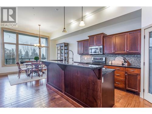 558 Gowen Place, Kelowna, BC - Indoor Photo Showing Living Room With Fireplace