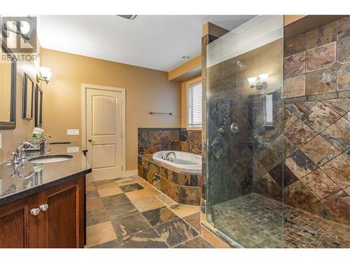 5pc Ensuite - 558 Gowen Place, Kelowna, BC - Indoor Photo Showing Bathroom