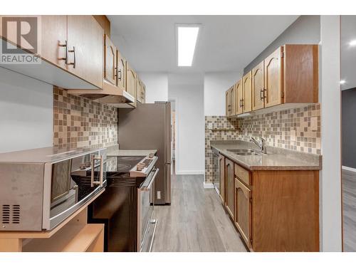 412 392 Killoren Crescent, Prince George, BC - Indoor Photo Showing Kitchen With Double Sink