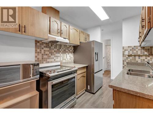 412 392 Killoren Crescent, Prince George, BC - Indoor Photo Showing Kitchen With Double Sink