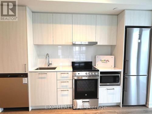 711 - 195 Commerce Street, Vaughan, ON - Indoor Photo Showing Kitchen