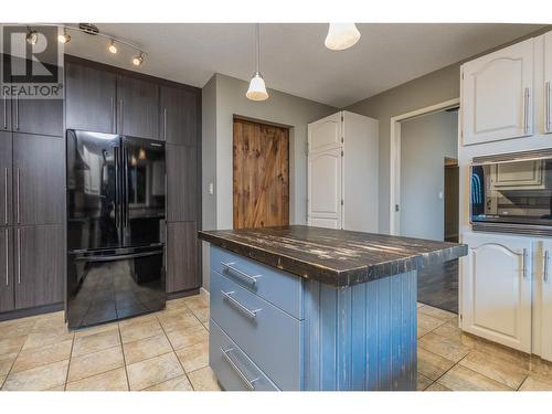 1221 50 Avenue Ne, Salmon Arm, BC - Indoor Photo Showing Kitchen