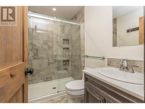 1221 50 Avenue Ne, Salmon Arm, BC - Indoor Photo Showing Bathroom