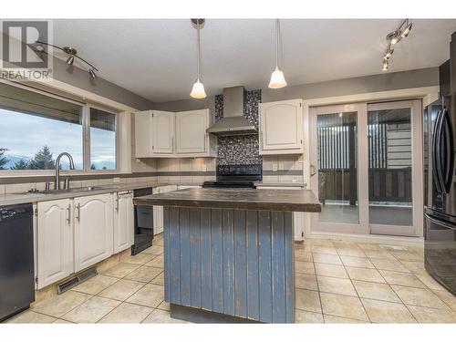 1221 50 Avenue Ne, Salmon Arm, BC - Indoor Photo Showing Kitchen