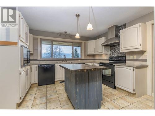 1221 50 Avenue Ne, Salmon Arm, BC - Indoor Photo Showing Kitchen