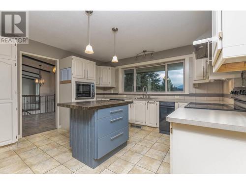 1221 50 Avenue Ne, Salmon Arm, BC - Indoor Photo Showing Kitchen