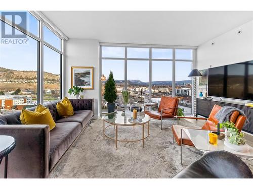 1151 Sunset Drive Unit# 1004, Kelowna, BC - Indoor Photo Showing Living Room