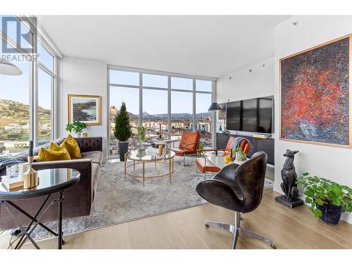 1151 Sunset Drive Unit# 1004, Kelowna, BC - Indoor Photo Showing Living Room