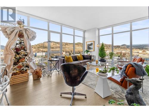 1151 Sunset Drive Unit# 1004, Kelowna, BC - Indoor Photo Showing Living Room