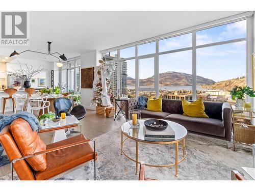 1151 Sunset Drive Unit# 1004, Kelowna, BC - Indoor Photo Showing Living Room